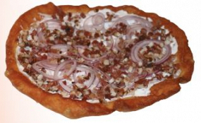 Rahm, Rote Zwiebel & Speckwürfel Lángos