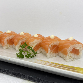 M33. Uramaki Sake Roll