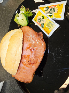 Leberkäse im Brötchen