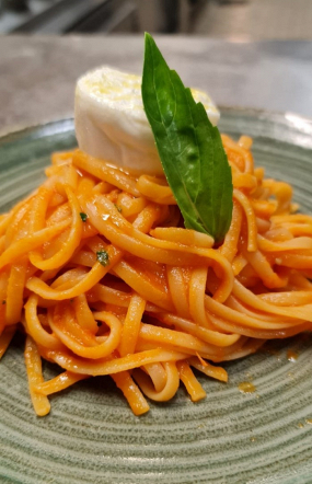 LINGUINI A LA SAUCE TOMATES FRAICHES, BASILIC ET BURRATA