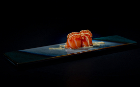 106. Gunkan Gio Spicy Salmone