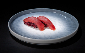 246. Nigiri black tonno