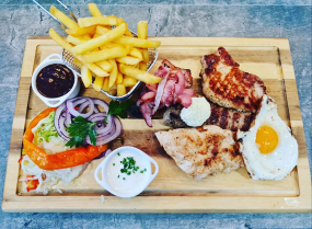 Grillteller mit Speck,Spiegelei und Knoblauch,Barbecue Saucen