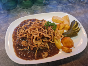 Zwiebelrostbraten gedünstet mit Bratkartoffeln