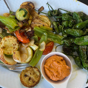 Parrillada de verduras con Romesco