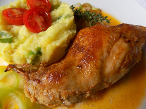 Králík, podušená malá rajčata