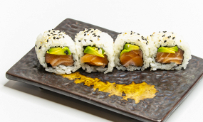 150. Uramaki Salmone Avocado