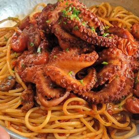 Spaghetti con Polipetti Affogati