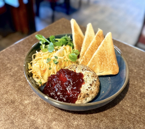 Rozpečený kořeněný camembert na grilu