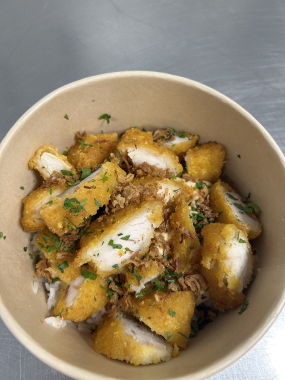 Poulet Krousty ,riz sauce au poivre 