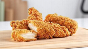 Crispy Strips de Pui cu Wedges, Sos 1000 Islands și Salată Asortată