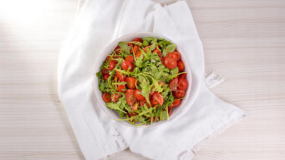 Mix de Salate cu Roșii Cherry și Parmezan