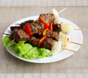 Brochettes de Bœuf et Riz Rouge