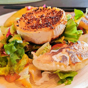 SÜLT KECSKESAJT, TEMPURA KÖRTÉVEL, KIMCHIS SZEZÁMMAL