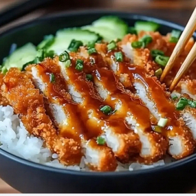 CSIRKE KATSU RIZZSEL, KOREAI UBORKASALÁTÁVAL