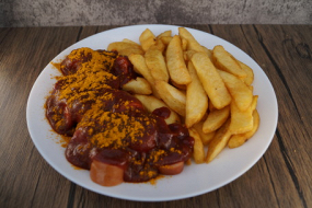 Currywurst mit Pommes frites