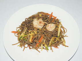 224 Soba con uova ,gamberi e verdure miste