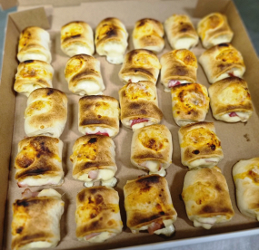 Pizzabrötchen mit Salami und Käse (8 Stück)