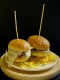 Mini-burger amb salsa de tòfona i encenalls de parmesà
