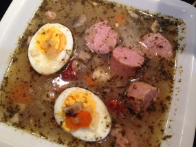  Żurek z jajkiem i kiełbasą.