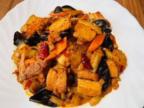 304 Twice-Cooked Hot & Spicy Pork Slices 回锅肉