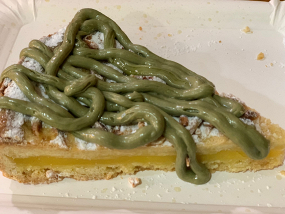 Torta della nonna con riduzione di pistacchio