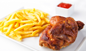 1/2 gegrilltes Hähnchen mit Pommes