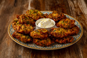 Gemüse Puffer (Mücver) Teller mit Beilagen, Salat und Sauce