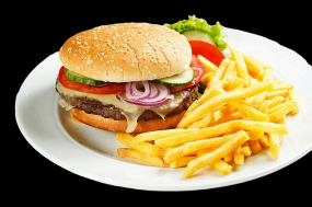 XXL Cheeseburger von Holzlkohlegrill