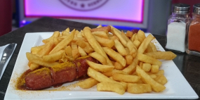 Riesen Currywurst mit Pommes