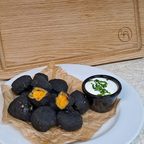 Cheddarové chilli uhlíky s česnekovým dipem