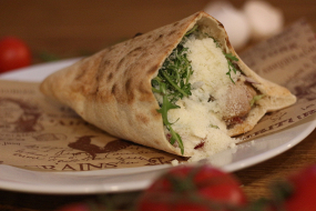 Pita plněná grilovanou vepřovou panenkou (150g)