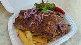 Marinovaná vepřová žebírka (600 g) se steakovými hranolkami, tatarkou a BBQ omáčkou