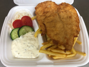 Smažený řízek, hranolky, dresing, obloha