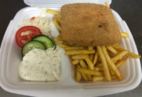 Smažený sýr, hranolky, dresing, obloha