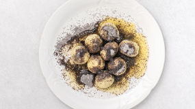 Tvarohové guľky s jahodovou plnkou a posýpkou