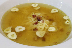 Cesnaková polievka so syrom a krutónmi