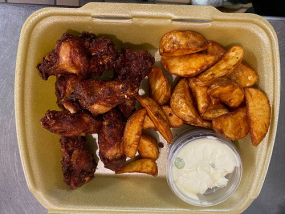 Chicken Wings und Wedges 