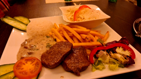 200 g Sviečkové rezy s omáčkou z lesných hríb / Bélszín erdei gombamártással