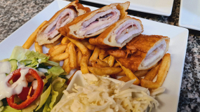 150 g Bačovský rezeň / Töltött sertéscomb bojtár módra