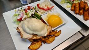 150 g Kuracie prsia s gaštanovou plnkou a broskyňami / Gesztenyés csirkemell barackkal