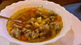 0,33 l Slepačia s pečeňovými haluškami – Tyúkhúsleves májgaluskával