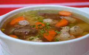 0,33 l Slepačia s mäsom a rezancami – Tyúkhúsleves hússal, tésztával