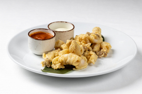 Calmari friti cu aioli si salsa picanta 