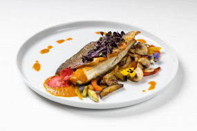 Sea bass cu legume sote si sos de creveti