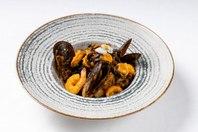 Spaghete Nero di sepia cu fructe de mare 