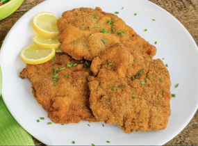 Smažený kuřecí řízek, mačkané brambory 