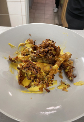 Hranolky s čedarem a slaninou