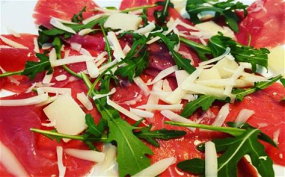 Hovězí carpaccio, bazalkové pesto, parmazán, černý pepř, rukola, bagetka