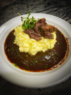 Líčka na červeném víně a kořenové zelenině